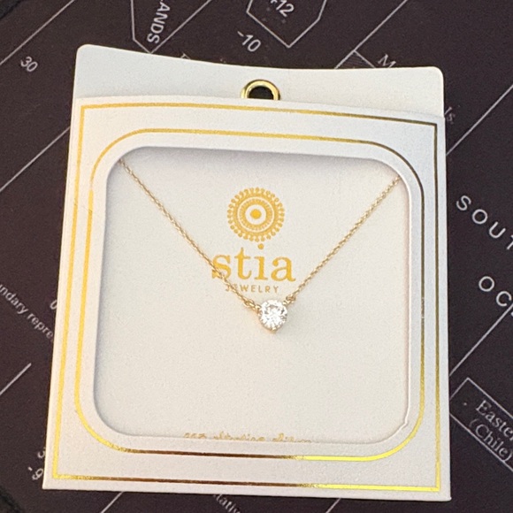 Gold solitaire pendant necklace - Picture 1 of 2